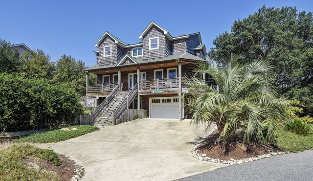 SOUNDSIDE: Private pool, Hot Tub, Billiards Room, Pets, Elevator. Walk into town!