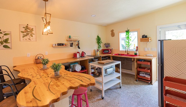 Space-themed cottage, 1 min. to beach; mid-term stays welcome