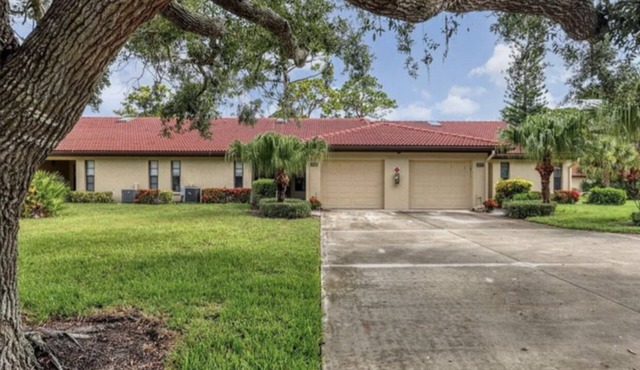 Spacious 2 BD and 2BA Villa 13 minutes from Siesta Key!
