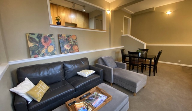 Spacious 2Bdrm walkable to UW, Shopping and More