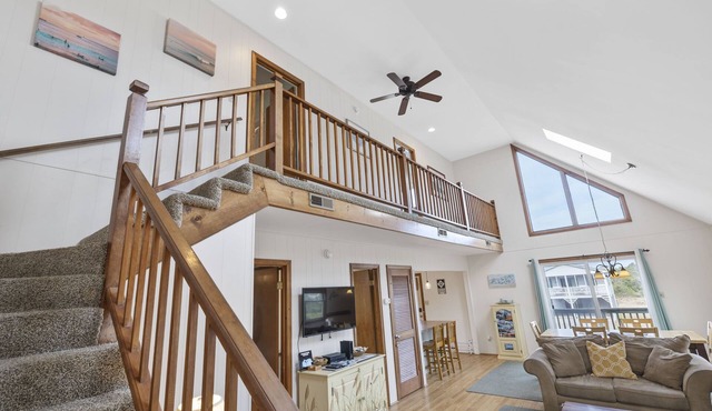 Spacious 3 bedroom cottage- 4 minute walk to the beach!