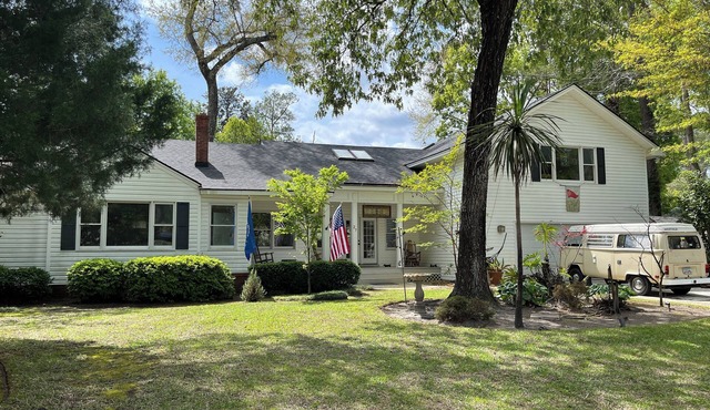 Spacious 3-bedroom house in Isle of Hope with fitness room, back yard, Grill