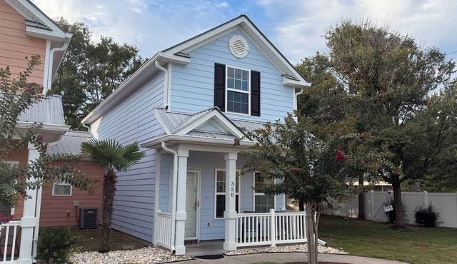 Spacious 3-bedroom cottage, 2 Blocks To Beach! Free WIFI and Parking in Myrtle