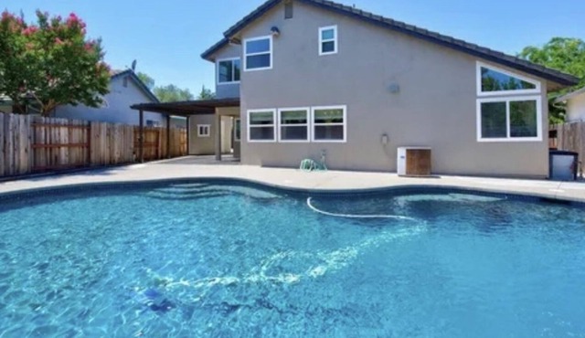 Spacious 4 BR Home, with Fireplace, Wet Bar, Pool, & indoor Jacuzzi tub.