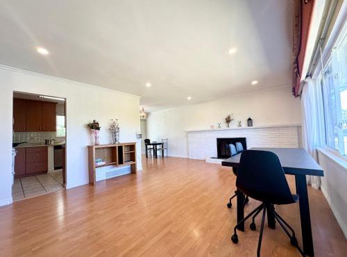 Spacious 5 Bedroom House Near YVR Airport, Transit & Shopping