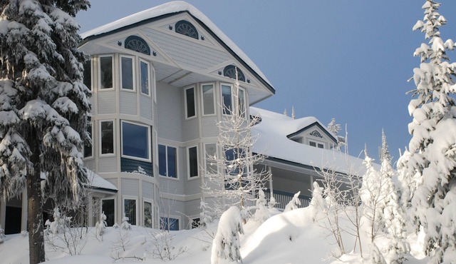 Spacious 6-bedroom whole home, amazing location, hot tub, BBQ, suite