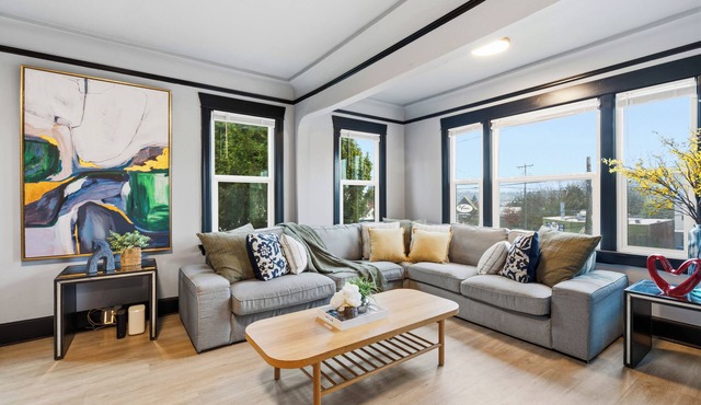 Spacious 9BR Ballard Craftsman perfect for groups
