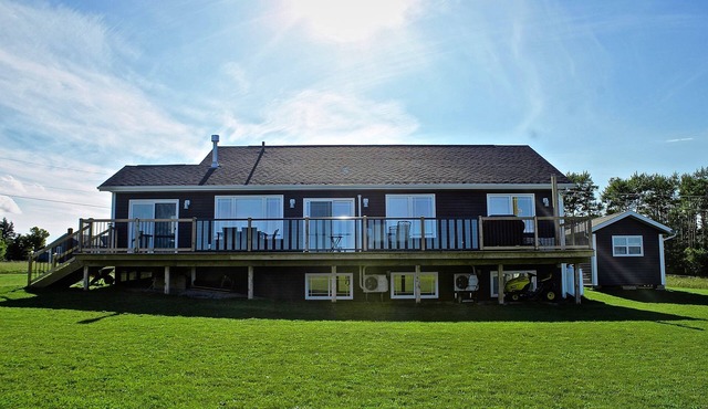 Spacious Beach House/A/C, Bordering Brackley Beach