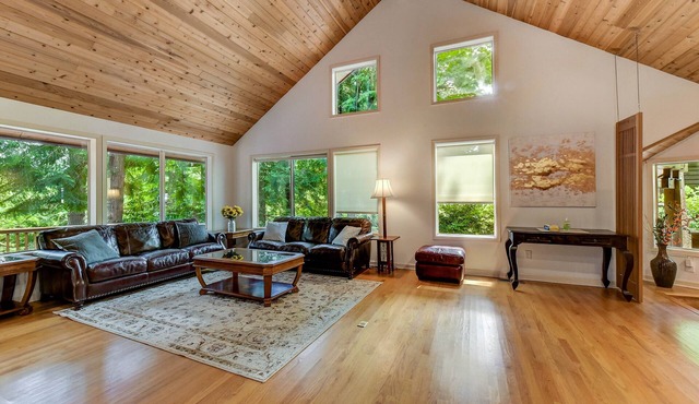 Spacious Cabin with Hot Tub, Sauna, AC, Loft, King bed, Free Parking