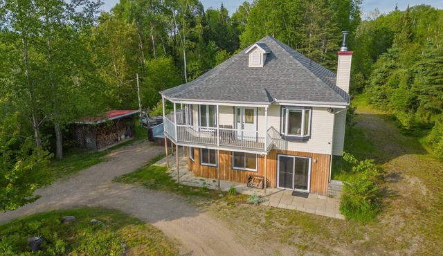 Spacious cottage in forest, with spa + lake access