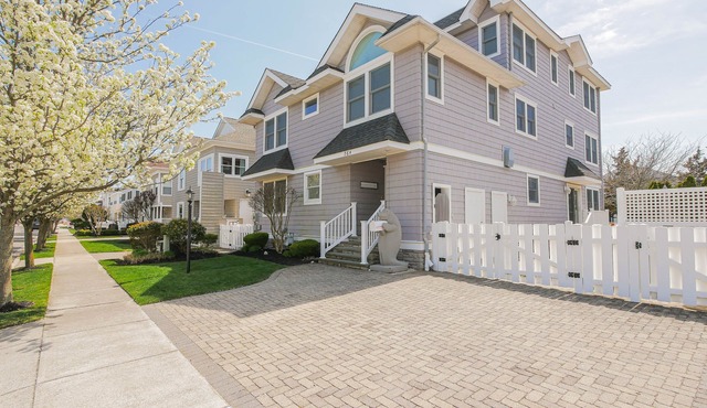 Spacious Custom Home: everything Avalon offers: Beach, Pool, Tennis, Hot Tub!