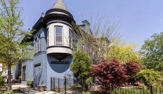 SPACIOUS GARDEN OASIS IN THE HEART OF DC! WALKABLE TO IT ALL!