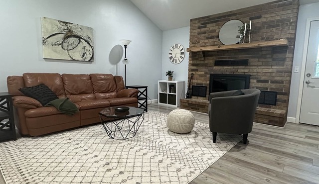 Spacious Great Location Sleeps 10, 2 Car Garage, South Springfield, Fenced Yard