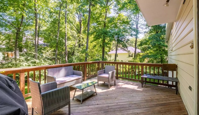 Spacious house 5-bedroom, 4.5 Bath in quiet, charming Potomac with AC, WiFi, W&D