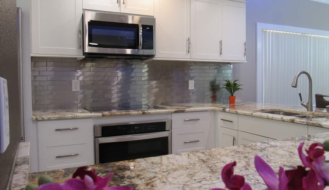 Spacious Lakeview Resort Condo Near IMG & Anna Maria Beaches w/Pools & Hot Tubs