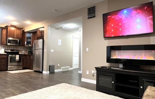 Spacious Private Cozy Walkout Entire Suite Close to Airport, Downtown, Shops, Stampede & Rocky Mountains with many Amenities in Panorama Hills NW - 4 Can Sleep