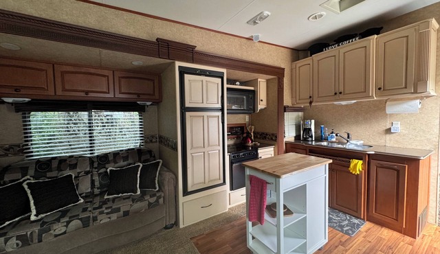Spacious Queen Bed RV in Centrally Located Resort on Shuswap Lake