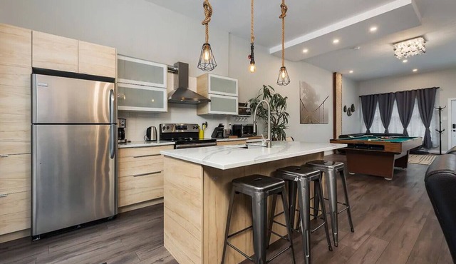 Spacious townhouse with rooftop deck 4BR near DT
