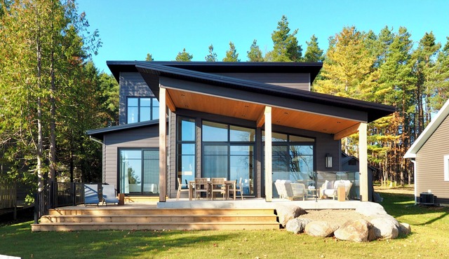 Sparrow Cottage on the Bay — Modern Waterfront Retreat in Meaford, Ontario