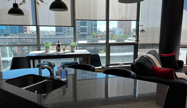 Stampede & Heart of Calgary Luxury & 1 bedroom & Parking included