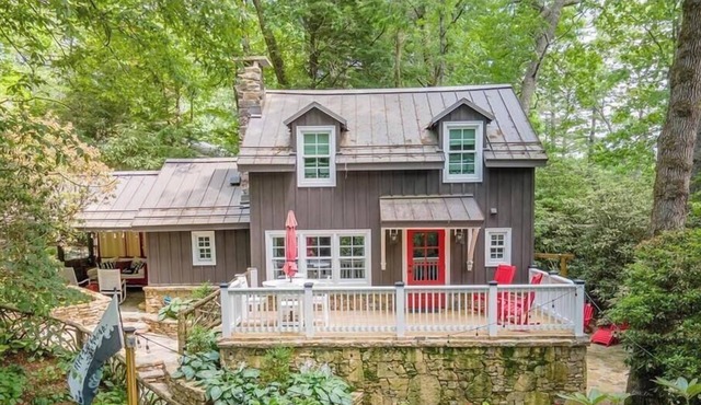 Stay Foxy Cottage, Mirror Lake Highlands, NC