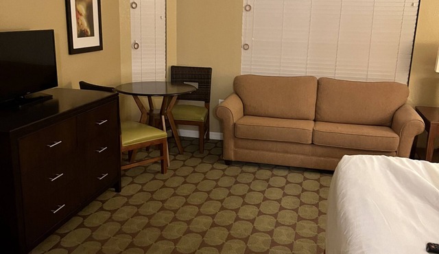Stay near magic! 2-bedroom resort room, just a 12-min drive away from from parks