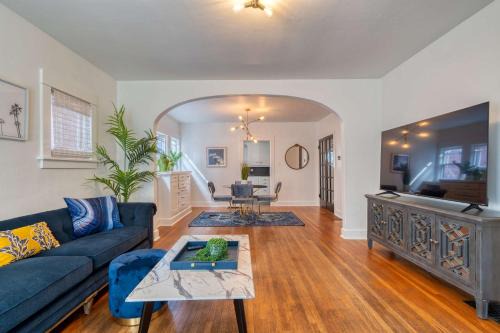 Stay Portland - Glamourous Old Hollywood Apartment - 92 WalkScore
