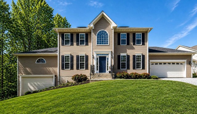 Stellar lakefront oasis with kayaks, SUP, firepits, dock, & games - dog-friendly