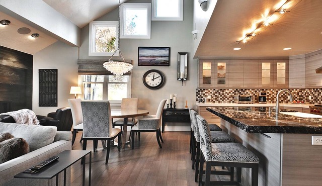 STEPS 2 UPGRADED LIFTS, FREE BUS 2 MAIN ST., DESIGNER INTERIOR, GOURMET KITCHEN