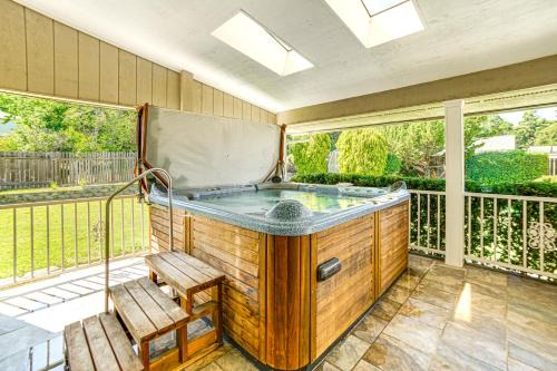 Steps to Clear Lake: Hot Tub Haven in NorCal!