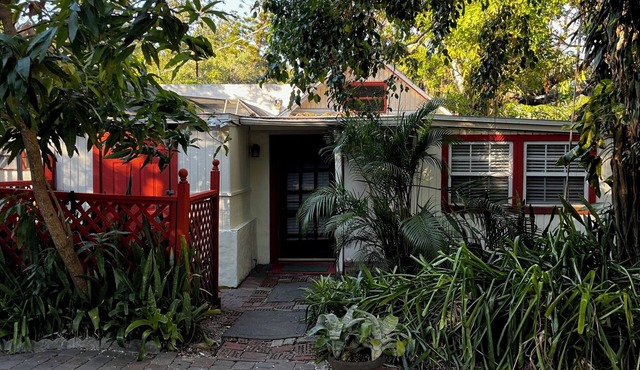 Storybook Cottage in a Dream Location - Private Pool, Near Siesta & More