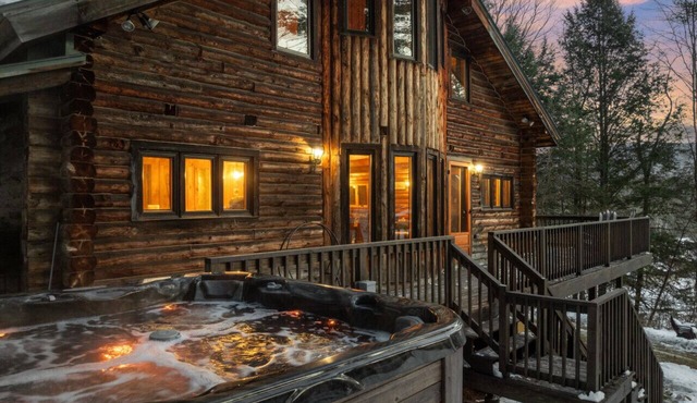 Stratton Log Lodge: Hot Tub + Privacy | Sleeps 13