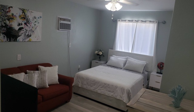 Streamlined & Chic Getaway Studio in Amazing Sarasota