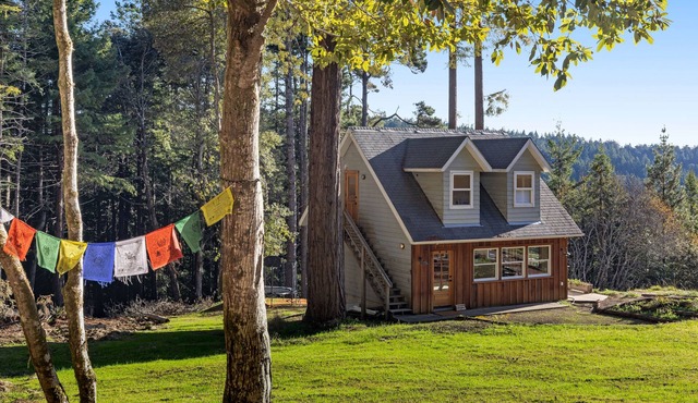 Stunning 1BR w/ridgetop views, trails & game lounge on 10 acre property