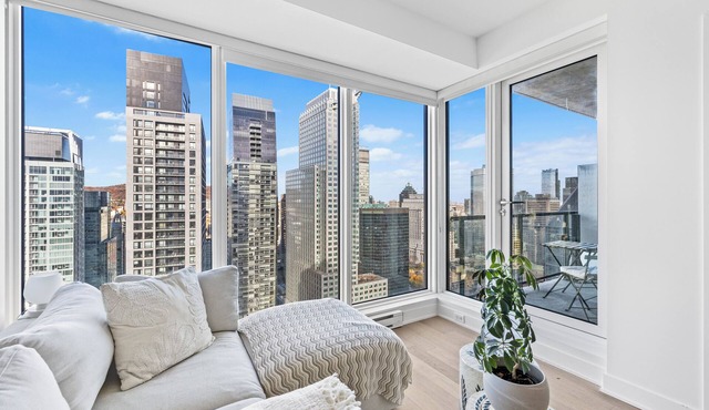 Stunning city views luxurious condo in Montreal w/balcony & office space