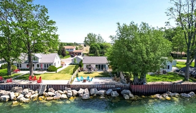Stunning Cottage with Nice Views and Fire Pit in Leamington, Ontario