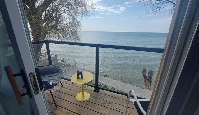 Stunning lake house on Lake Erie with hottub and magnificent views.