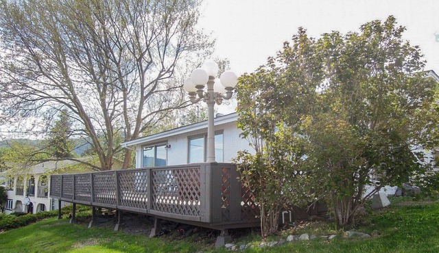 Stunning LAKE VIEW Cottage in Peachland, BC