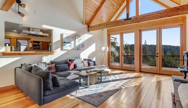 Stunning property on 10 acres with ridge top views & private hot tub
