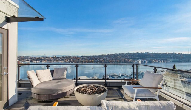 Stunning Queen Anne Hill Haven: Rooftop Lake Views!