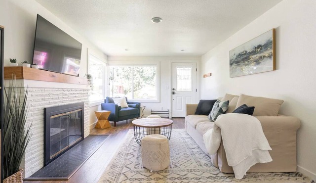 Stylish 2-bd Home, Blocks to Shops & Light Rail