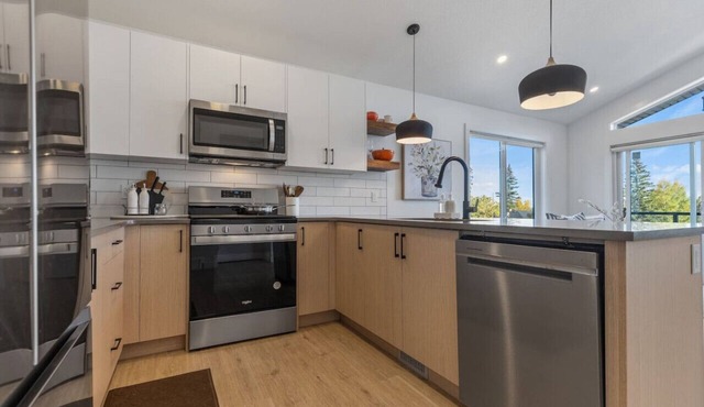 Stylish 2 Beds 2 Baths Townhome | Working desk