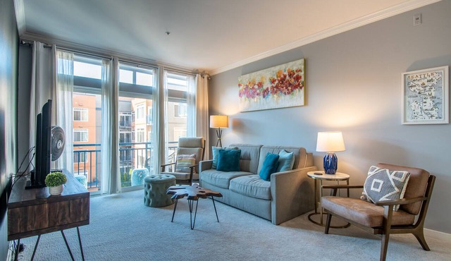 Stylish 2 BR, 2 BA in the Heart of the City!