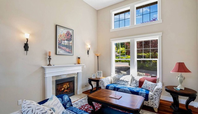 Stylish Bellevue 5BR/2.5BA Upper Unit | LEGO Fun!