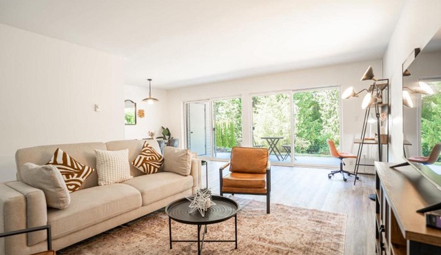 Stylish Bellevue Stay half mile to downtown