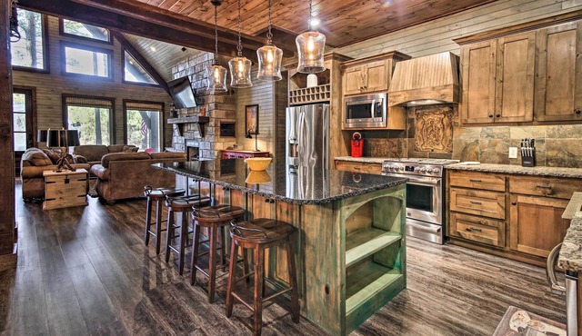 Stylish Broken Bow Cabin w/Hot Tub + Fire Pit!