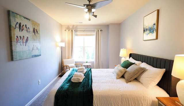 Stylish Getaway King Suite Workstation for 2 Near RDU Airport & RTP