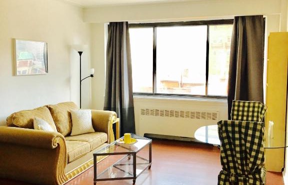 Stylish Montreal Apartment: Comfortable Stay in the Golden Square Mile