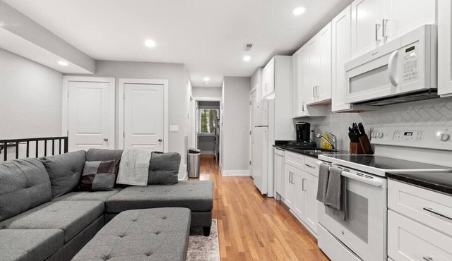 Stylish Renovation+Parking+Quaint City Living Flat