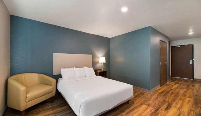 Stylish Single Room with Kitchen Near TreeTop Trek Park & Outdoor Fun